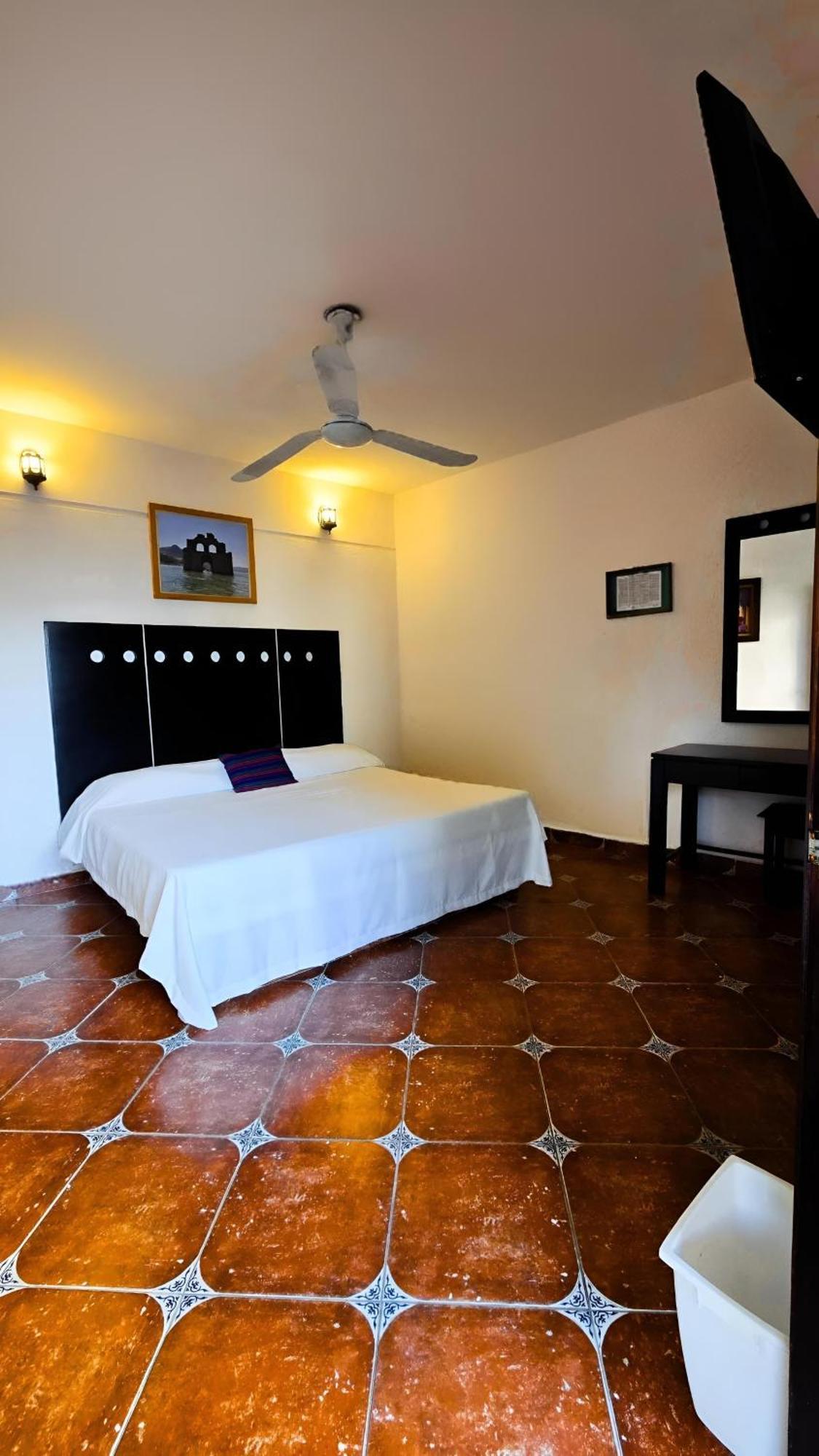 Hotel Villa Esmeralda 툭스틀라 외부 사진