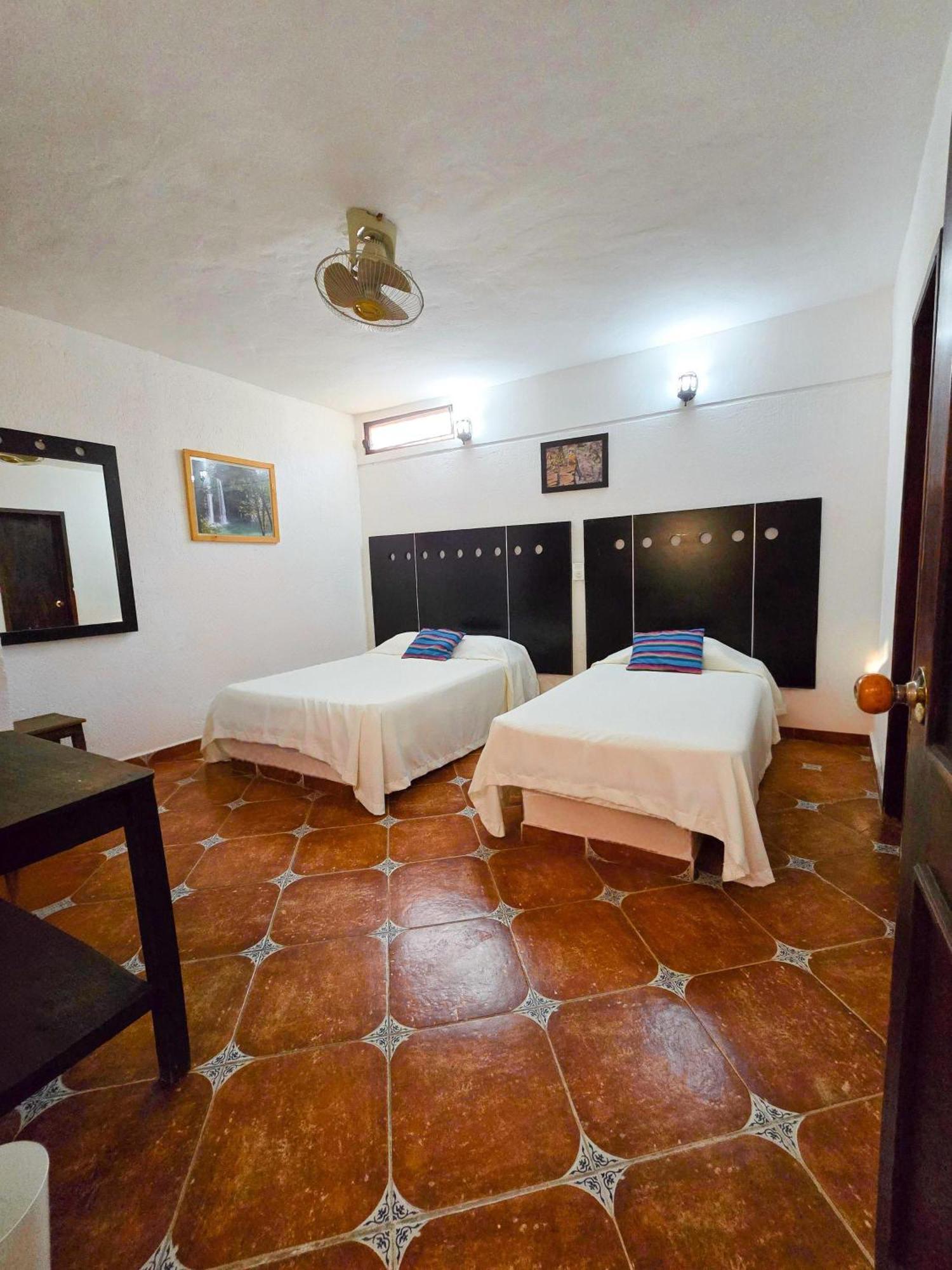 Hotel Villa Esmeralda 툭스틀라 외부 사진